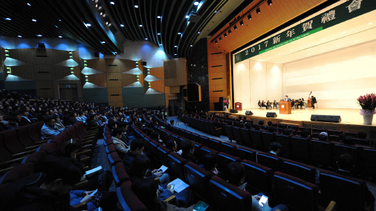 건국대학교가 2일 신년하례회를 갖고 혁신의 해로 만들 것을 선언했다. 민상기 총장은 신년사에서 "2017년 정유년을 건국 100년을 준비하는 원년으로 '위대한 대학으로 혁신하는 한해'로 만들겠다"고 밝혔다. 건국대 제공